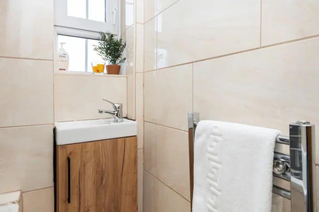Tranquil 1Br In South Bank With Onsite Parking Leilighet London Eksteriør bilde