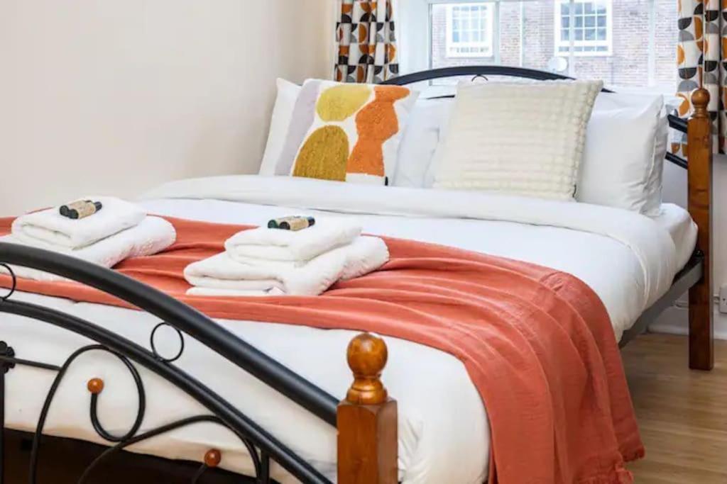 Tranquil 1Br In South Bank With Onsite Parking Leilighet London Eksteriør bilde