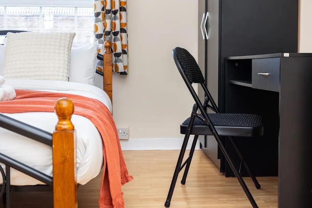 Tranquil 1Br In South Bank With Onsite Parking Leilighet London Eksteriør bilde