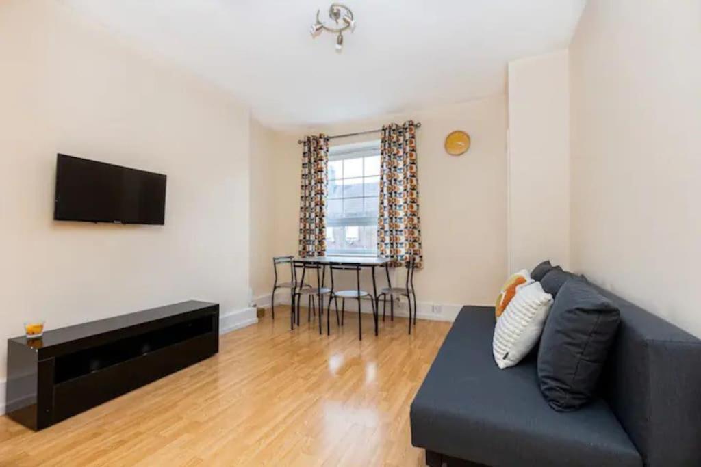 Tranquil 1Br In South Bank With Onsite Parking Leilighet London Eksteriør bilde