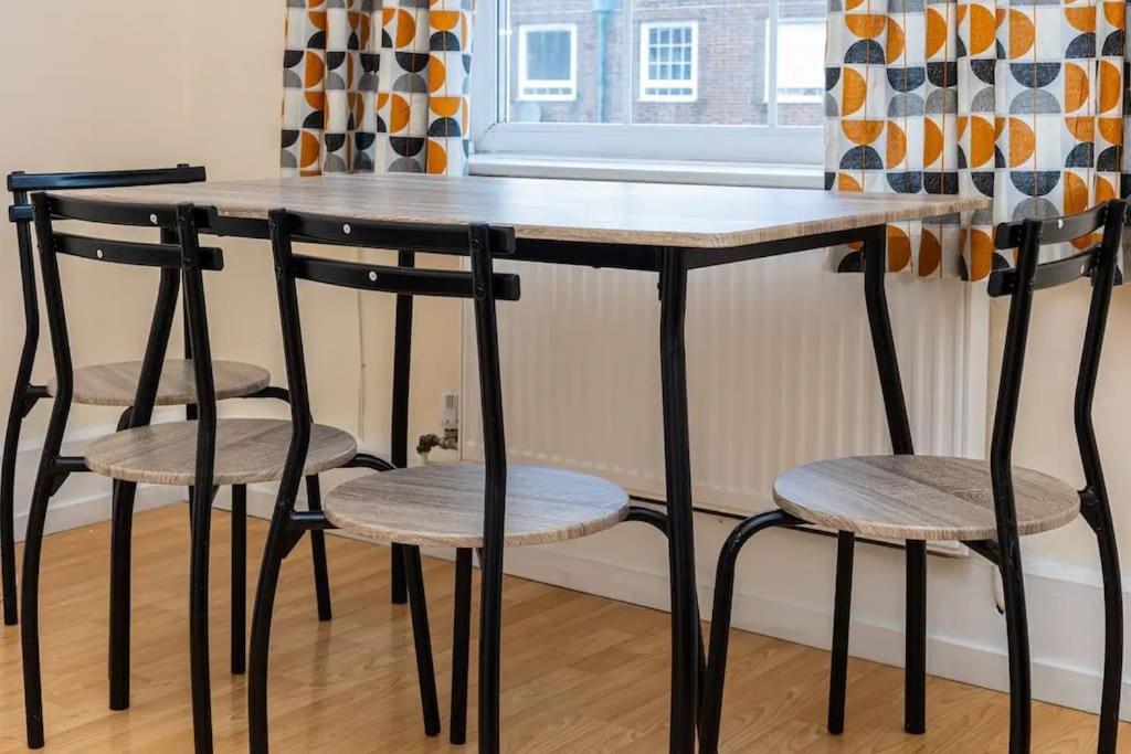 Tranquil 1Br In South Bank With Onsite Parking Leilighet London Eksteriør bilde