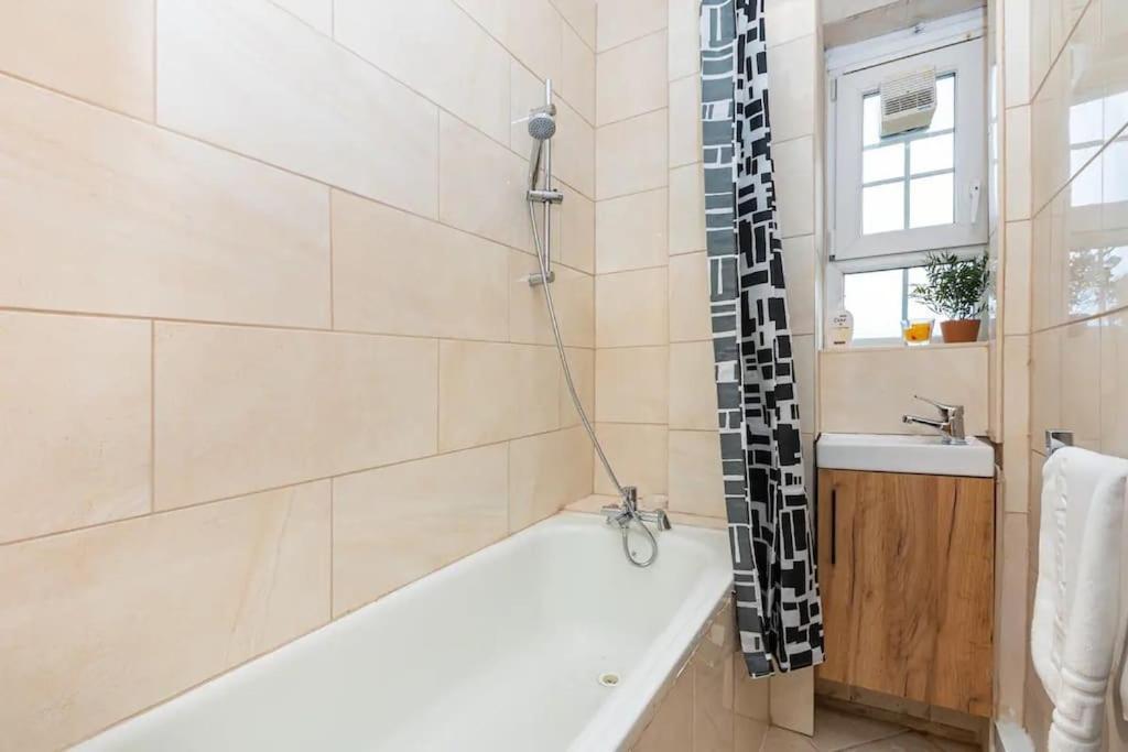 Tranquil 1Br In South Bank With Onsite Parking Leilighet London Eksteriør bilde