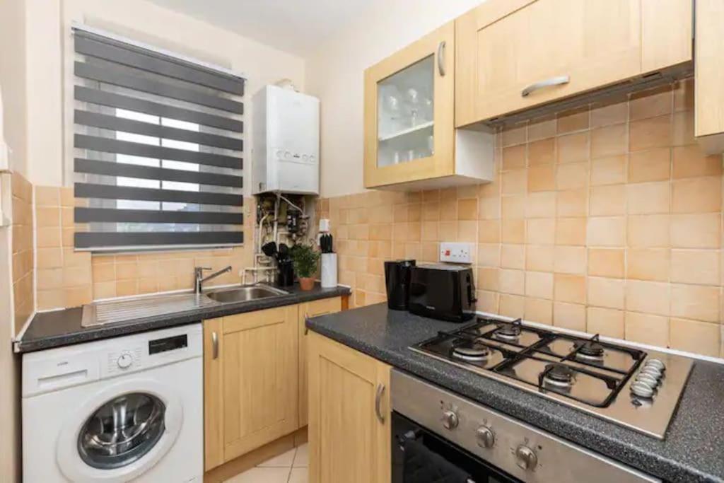 Tranquil 1Br In South Bank With Onsite Parking Leilighet London Eksteriør bilde
